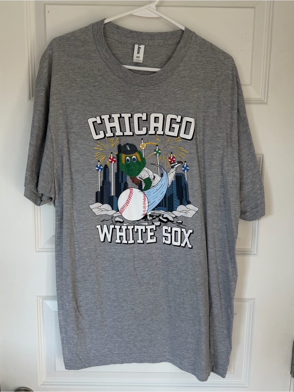 MLB Chicago White Sox Gray Graphic Tee with Mascot